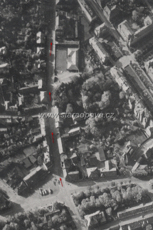 oticka (1).jpg - Letecký pohled z roku 1943 na počátek Otické ulice, která je vyznačená červenými šipkami.